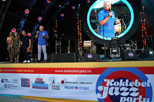 From right: Rossiya Segodnya Director General Dmitry Kiselev and hosts Ernestas Mackevicius and Olga Skabeyeva at the opening of the 16th Koktebel Jazz Party international music festival